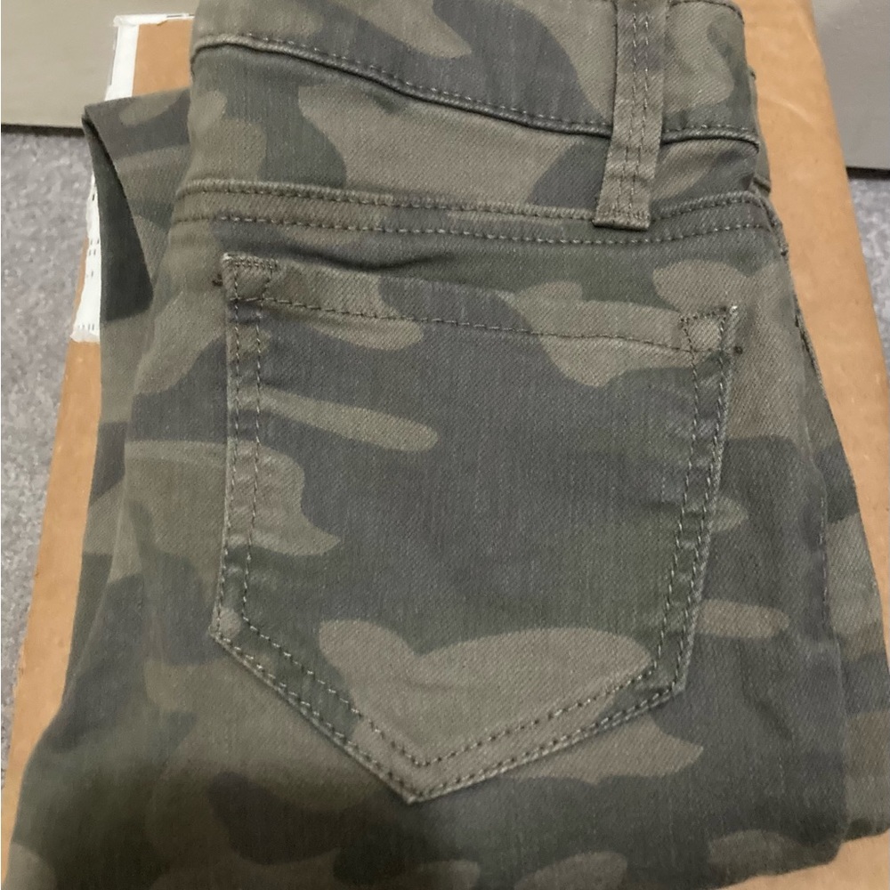 New without tags Vanilla Star girls camo pants. Button front size 7